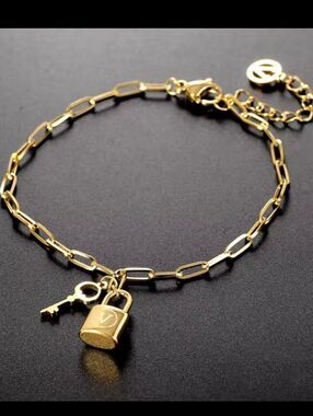 18k Gold Plated Luxury Letter V Lock & Key Bracelet